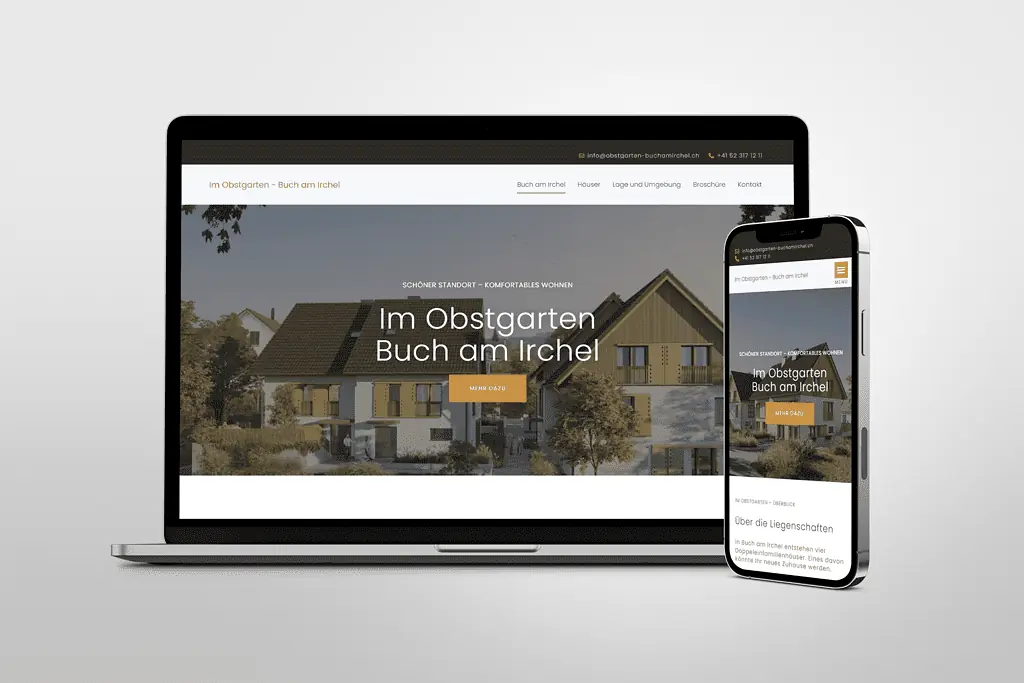 Ein Mobiltelefon und ein Laptop zeigen die Homepage einer Immobilien Webseite an.