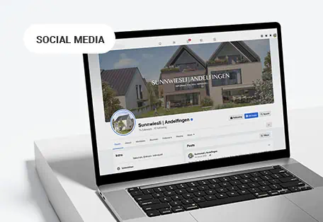 Ein Laptop mit einer Social-Media-Seite zum Thema Immobilien.