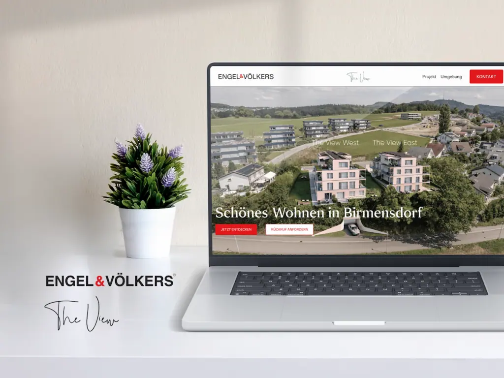 Ein Laptop auf einem Schreibtisch, auf dem eine Immobilien-Website-Seite von „engel & völkers“ mit Bildern von Wohnimmobilien und einer Topfpflanze angezeigt wird.