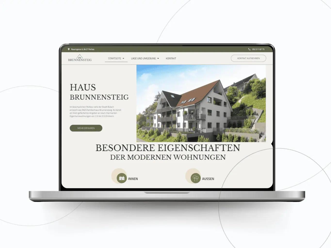 Auf einem Laptop wird im Rahmen einer Portfolio-Neugestaltung eine Webseite für ein Wohnprojekt mit dem Titel „besondere Eigenschaften der modernen Wohnungen“ angezeigt.