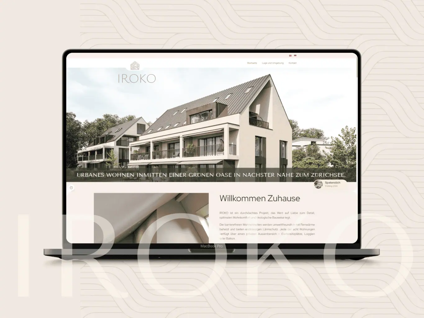 Auf einem Laptop wird eine Immobilien-Website mit dem Bild eines modernen Mehrfamilienhauses angezeigt, das die Neugestaltung eines Portfolios zeigt.