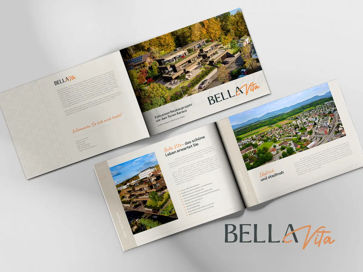 Offenes Reisemagazin mit lebendigen Bildern eines malerischen Dorfes und einer detaillierten Karte, optimiert für SEO, mit Text, der Orte auf weißem Hintergrund beschreibt.