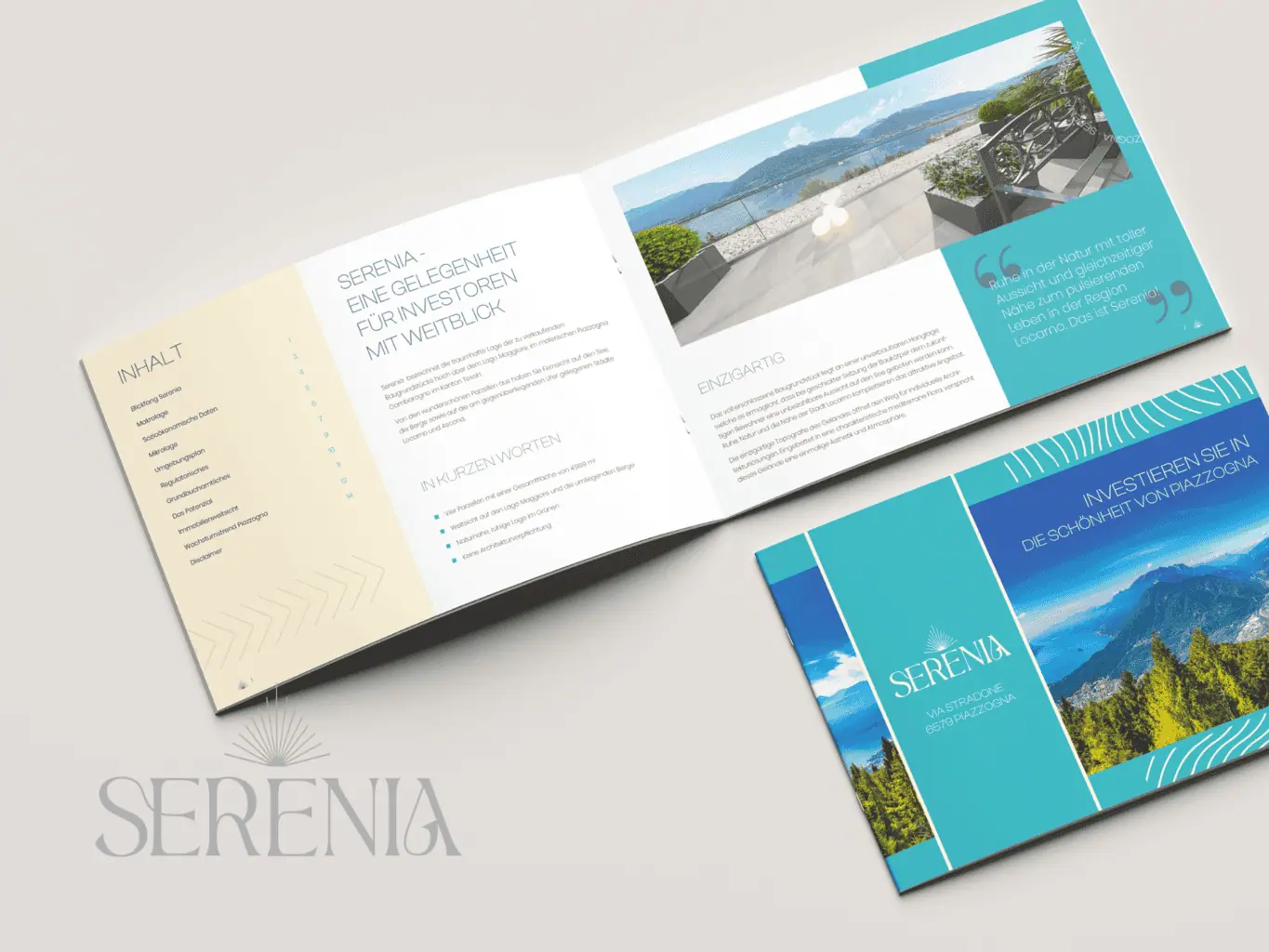 Dreifach gefaltetes Broschürenlayout für „Serena“, mit Textabschnitten, Bildern eines Balkons am Meer und Berglandschaften sowie einem blaugrünen Farbschema. Dies ist Teil unseres aktualisierten Designportfolios.