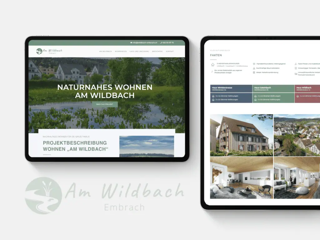 Auf zwei Tablets sind Webseiten zur „Portfolio-Neugestaltung“ des Immobilienprojektes „Am Wildbach“ abgebildet, mit Bildern von Wohnhäusern und üppiger grüner Umgebung.